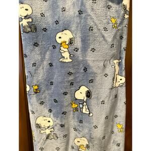 Peanuts - Snoopy Blue with Paw Prints Throw/Blanket